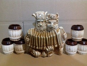 арт.71-130 Водочно-коньячный набор "Охотник и медведь" (штоф+6рюмок) 71-130